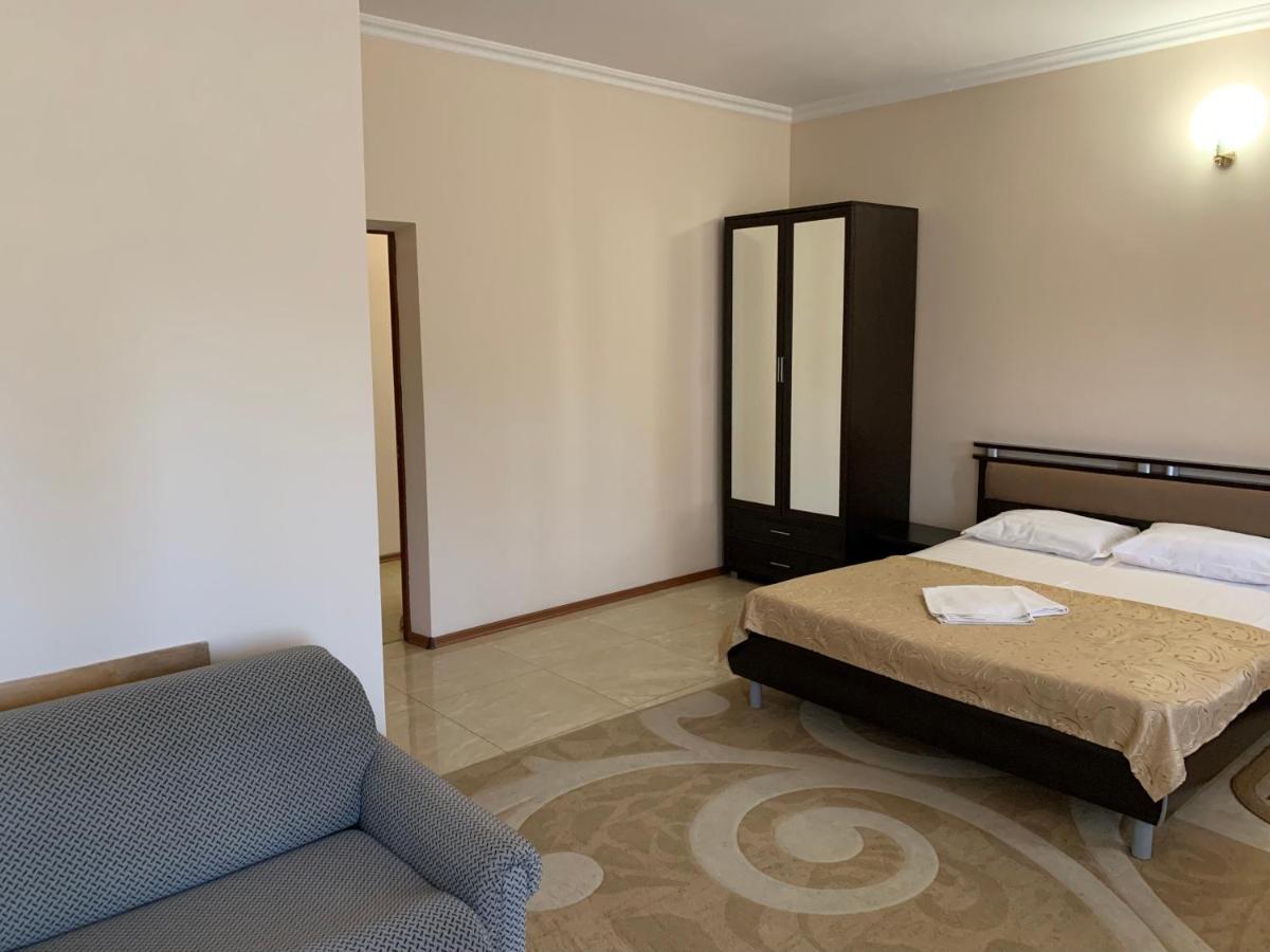 Guest House Aphyn Leto Gagra Extérieur photo